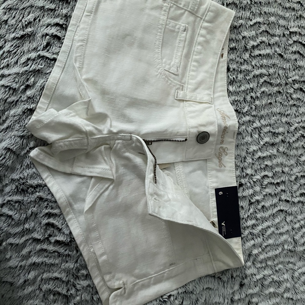 New with tags white American Eagle shorts!